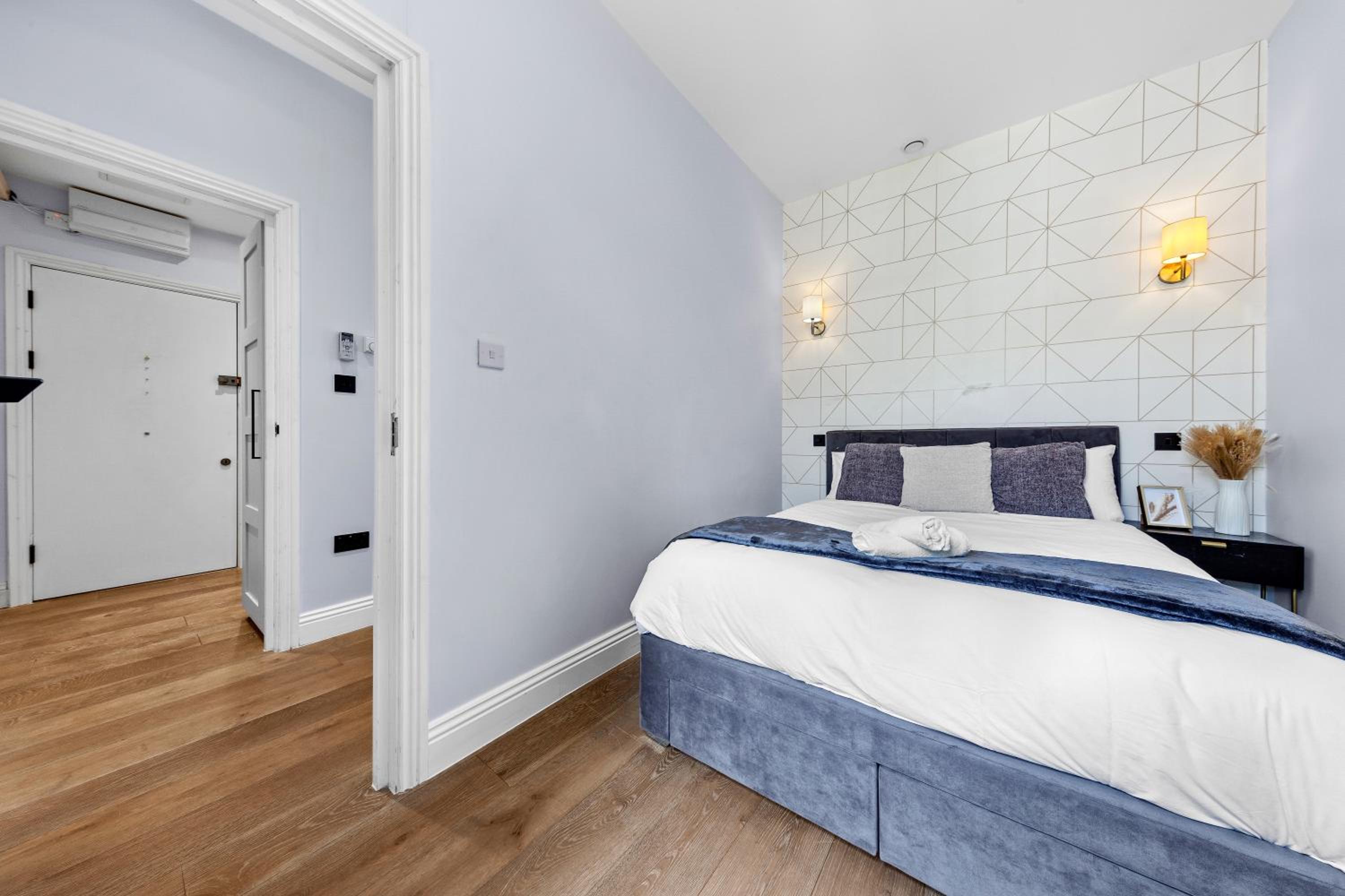 Westminster 2 Bedroom apartment with AC sleeps 5