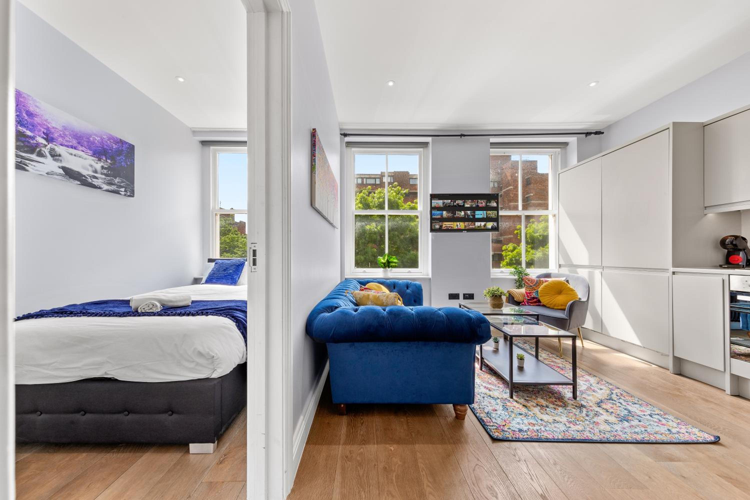 Westminster 2 Bedroom apartment with AC sleeps 5