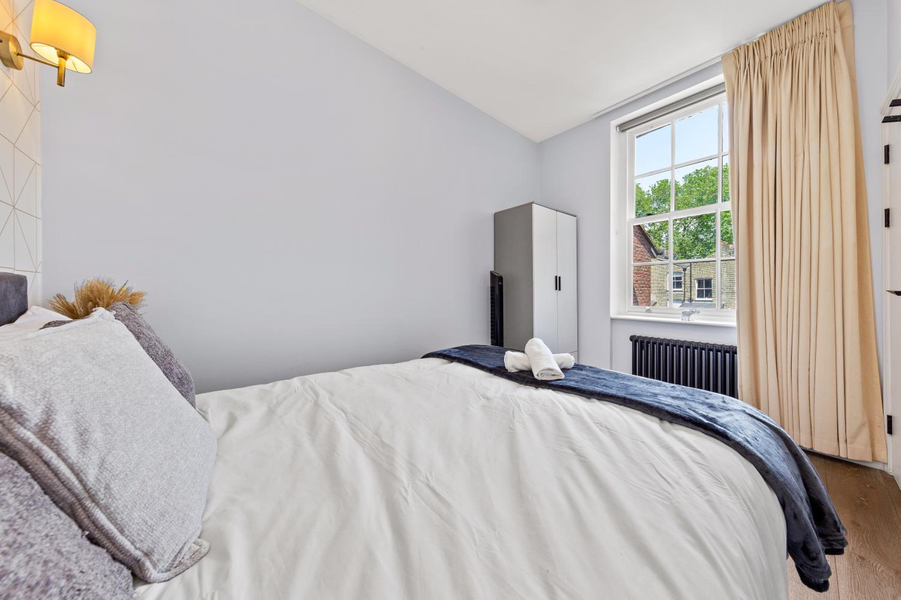 Westminster 2 Bedroom apartment with AC sleeps 5