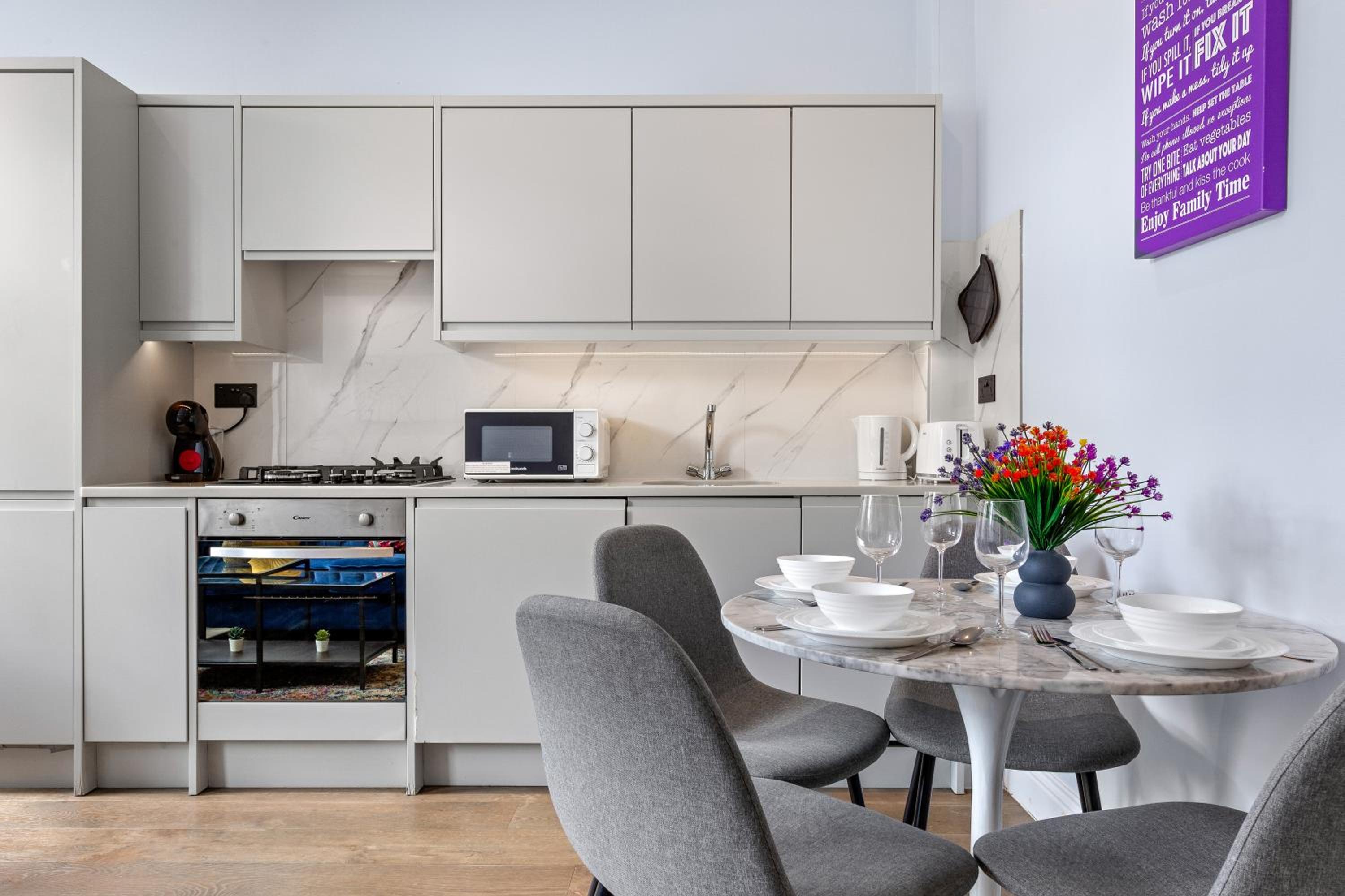 Westminster 2 Bedroom apartment with AC sleeps 5