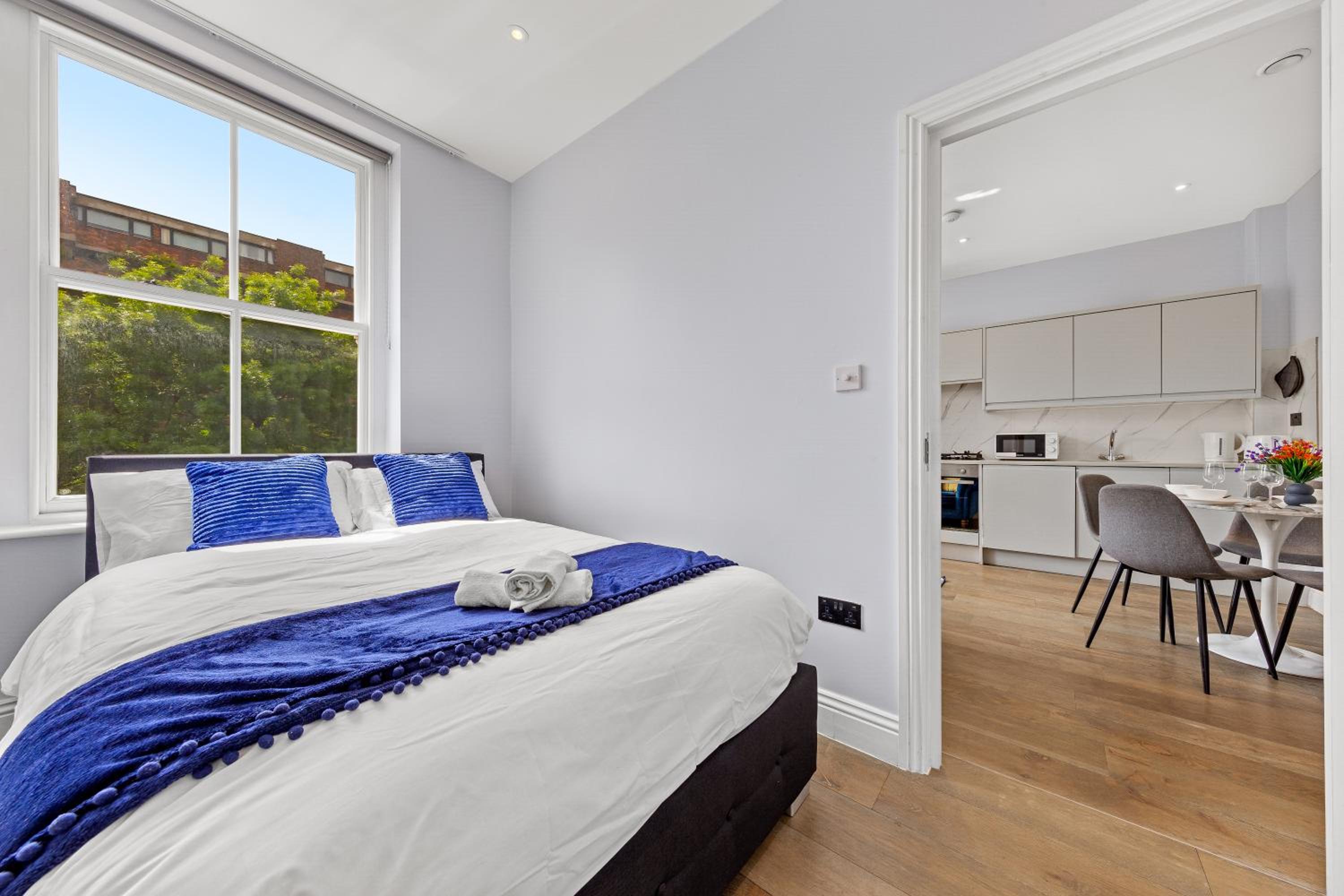 Westminster 2 Bedroom apartment with AC sleeps 5