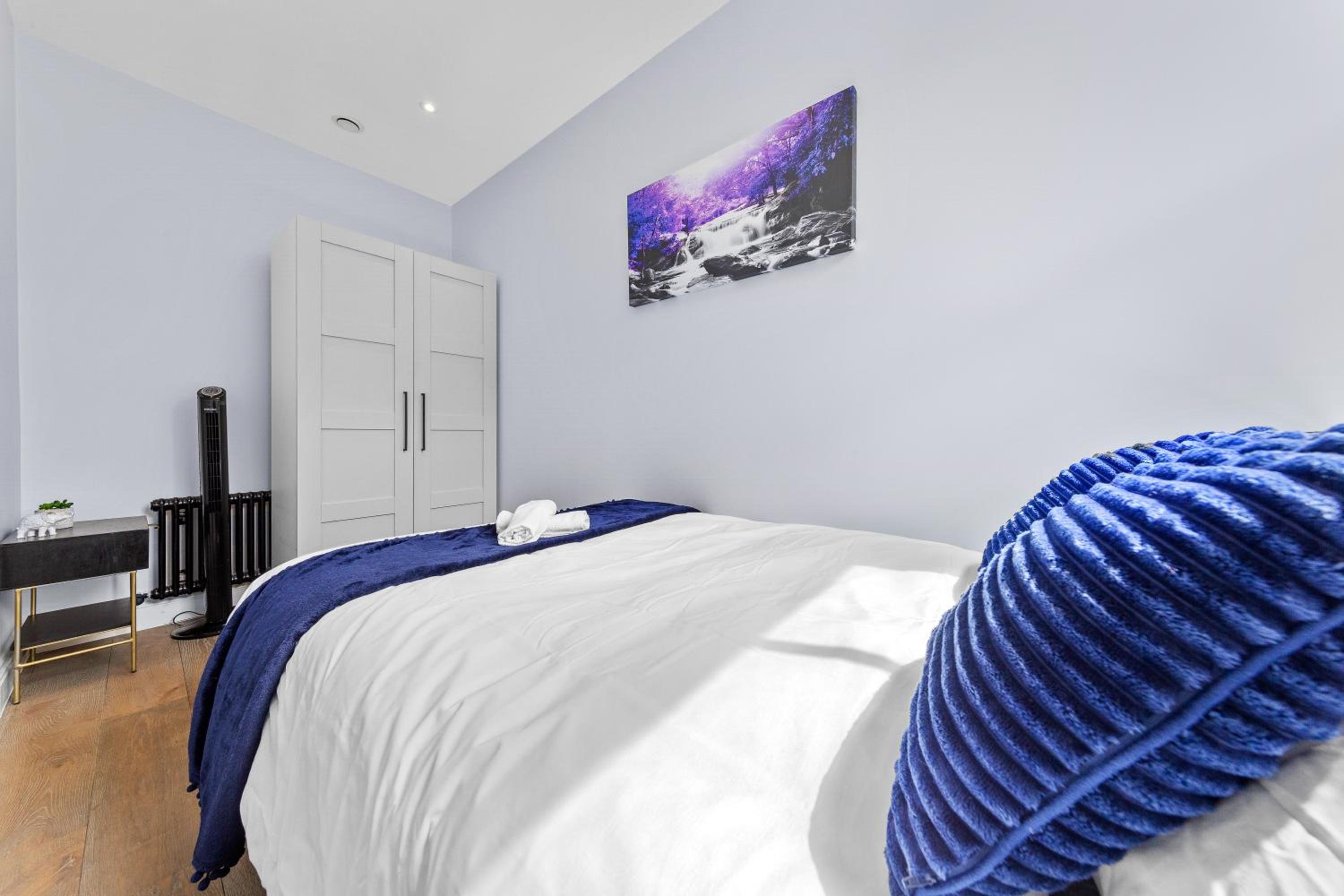 Westminster 2 Bedroom apartment with AC sleeps 5