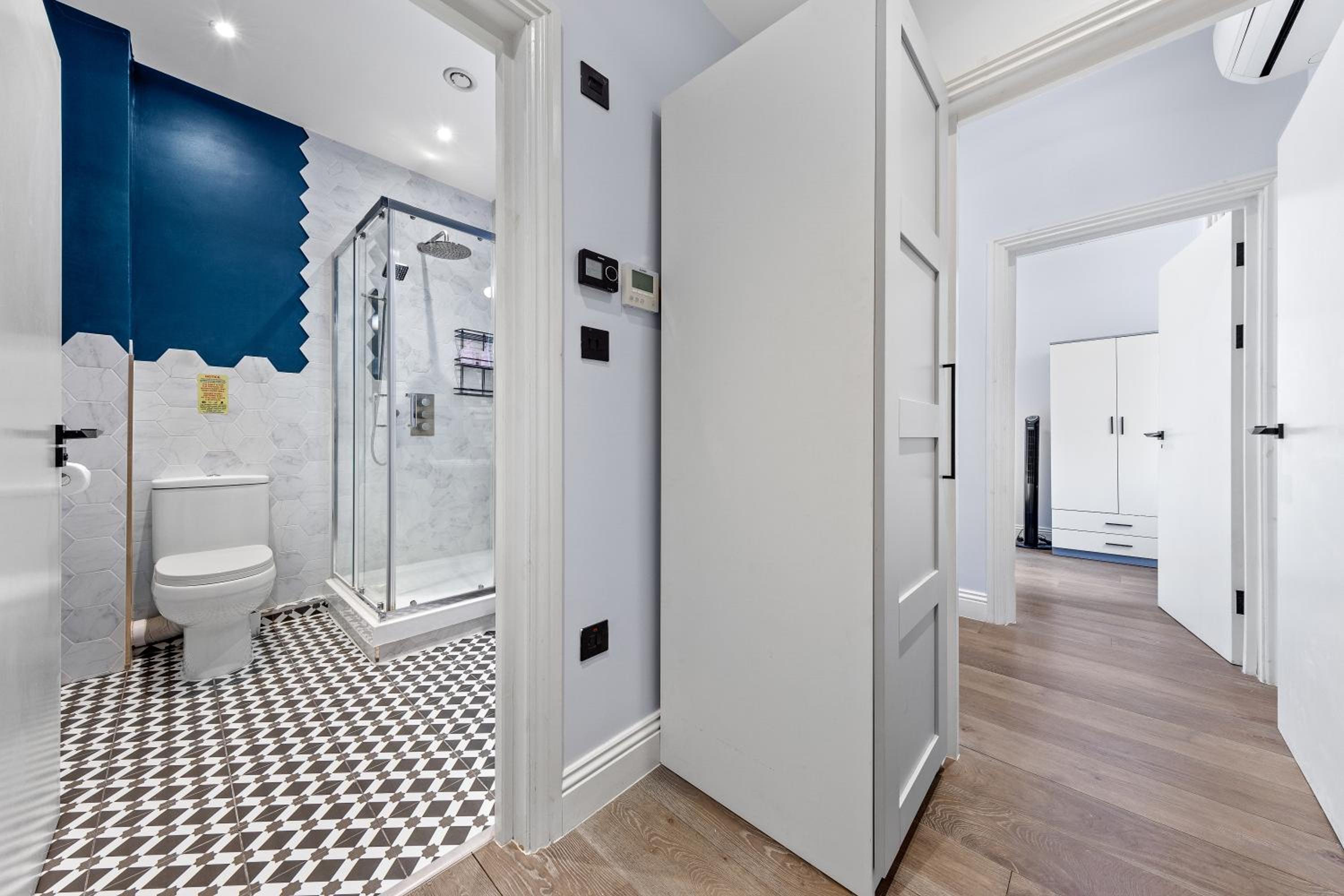 Westminster 2 Bedroom apartment with AC sleeps 5