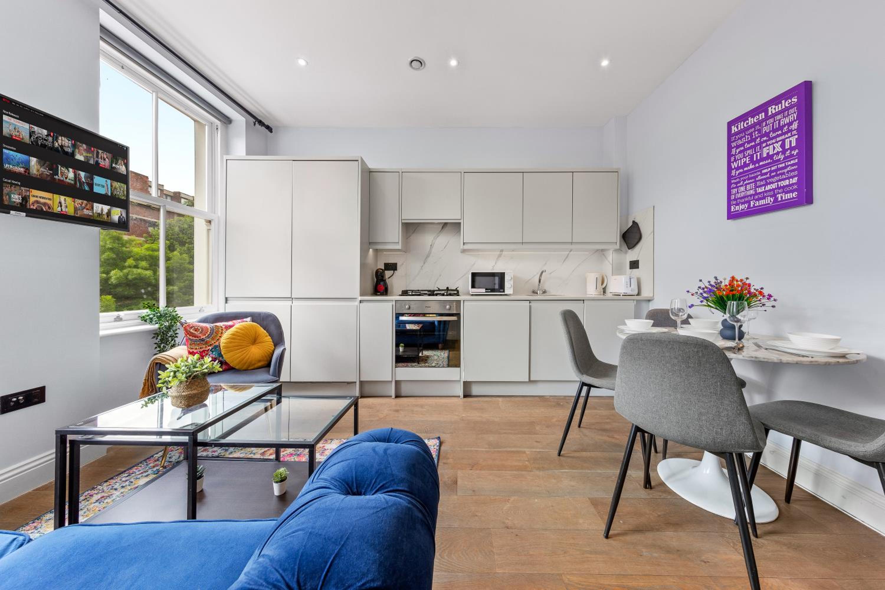 Westminster 2 Bedroom apartment with AC sleeps 5