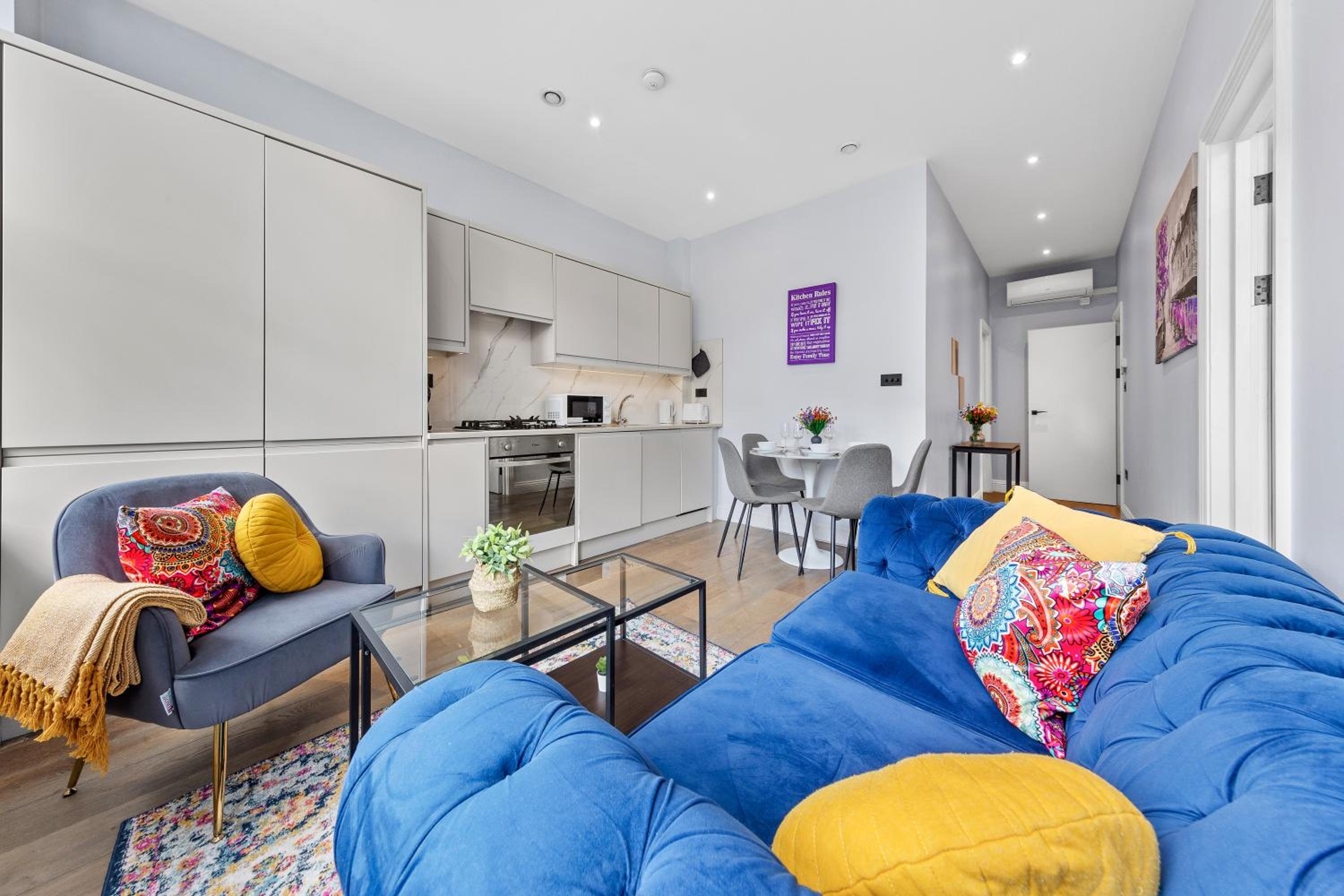 Westminster 2 Bedroom apartment with AC sleeps 5