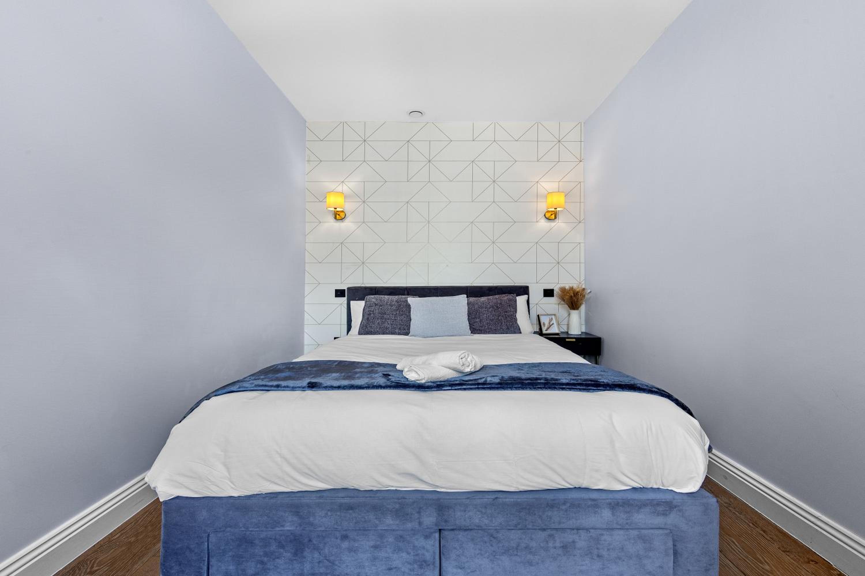 Westminster 2 Bedroom apartment with AC sleeps 5