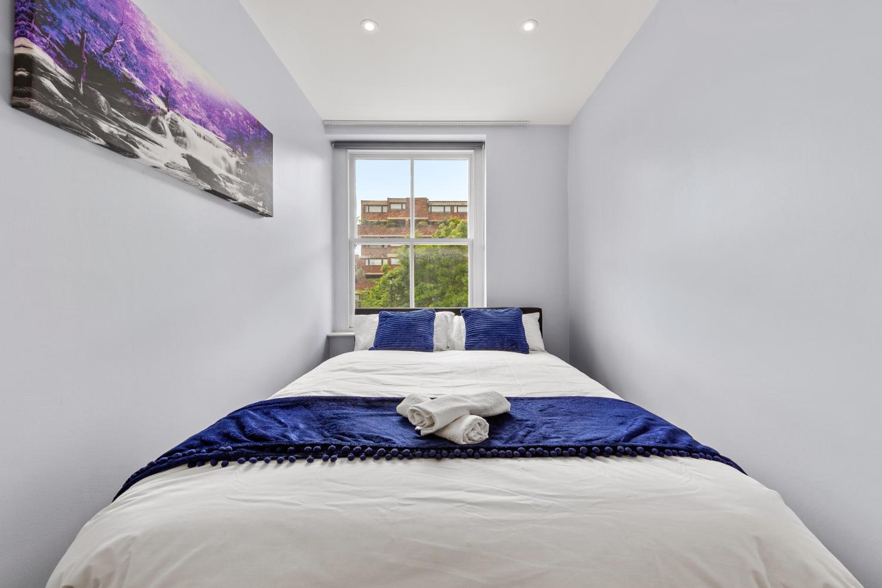 Westminster 2 Bedroom apartment with AC sleeps 5