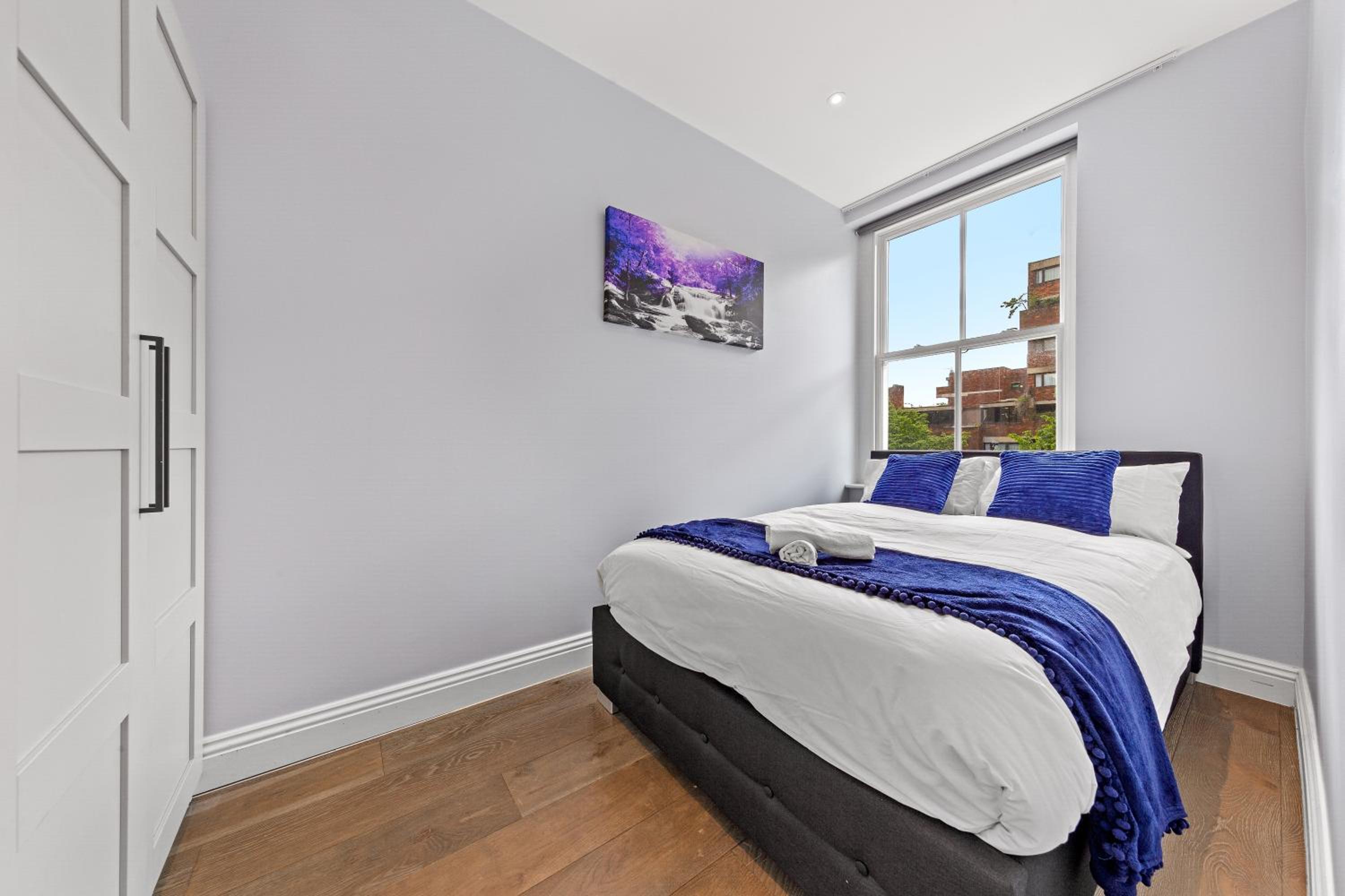 Westminster 2 Bedroom apartment with AC sleeps 5