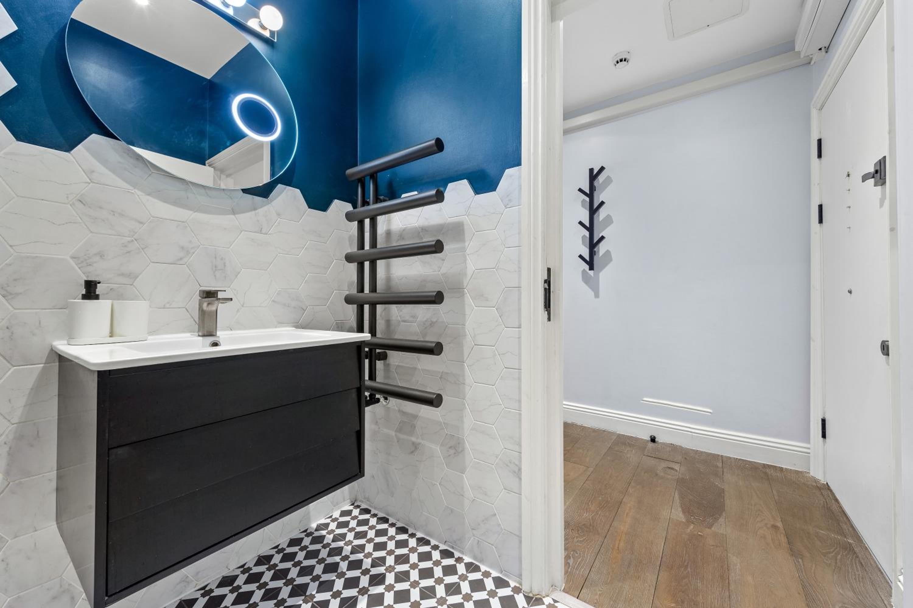 Westminster 2 Bedroom apartment with AC sleeps 5