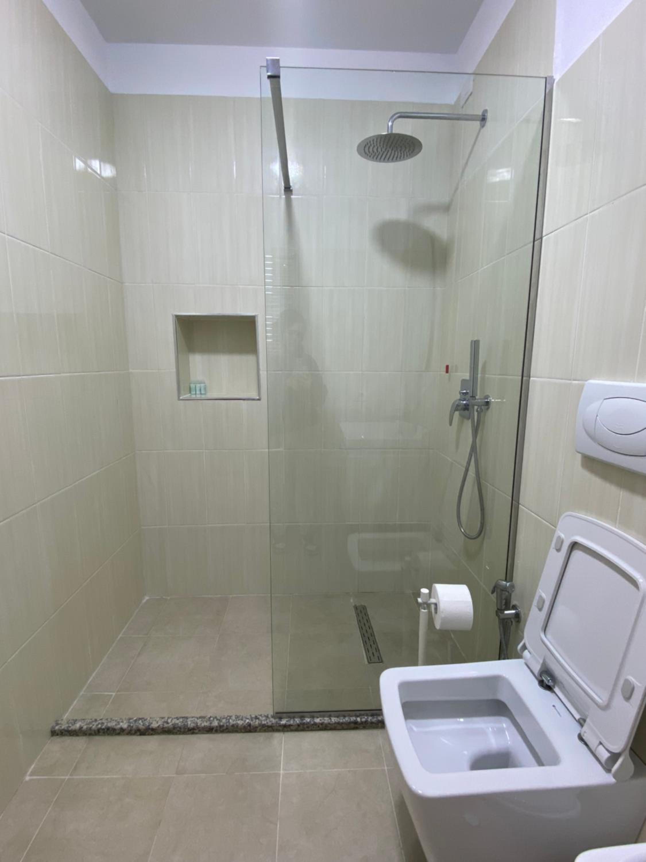 Hotel Vellezrit Guri