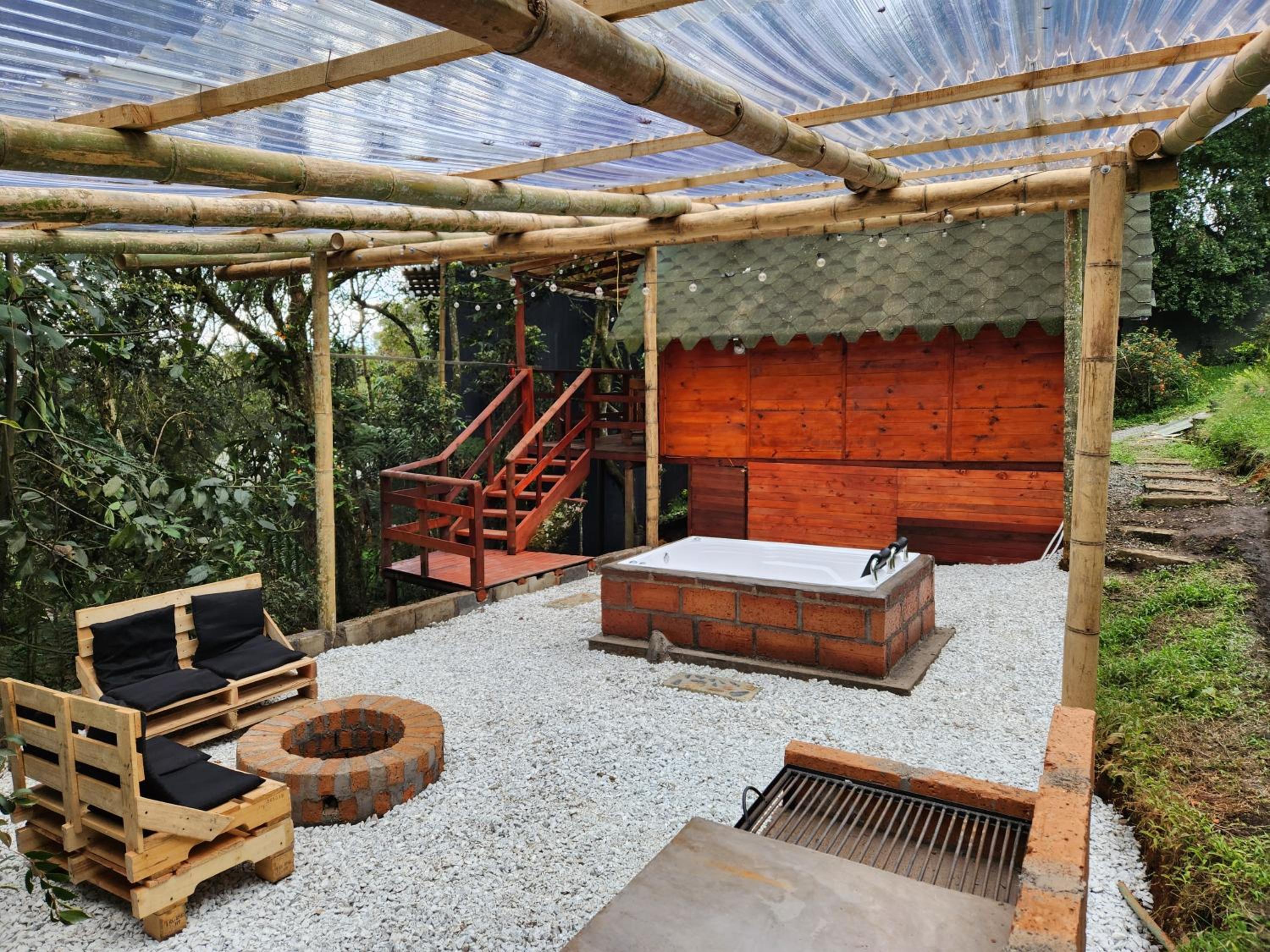 Cabaña en la Naturaleza con Jacuzzi - Santa Elena