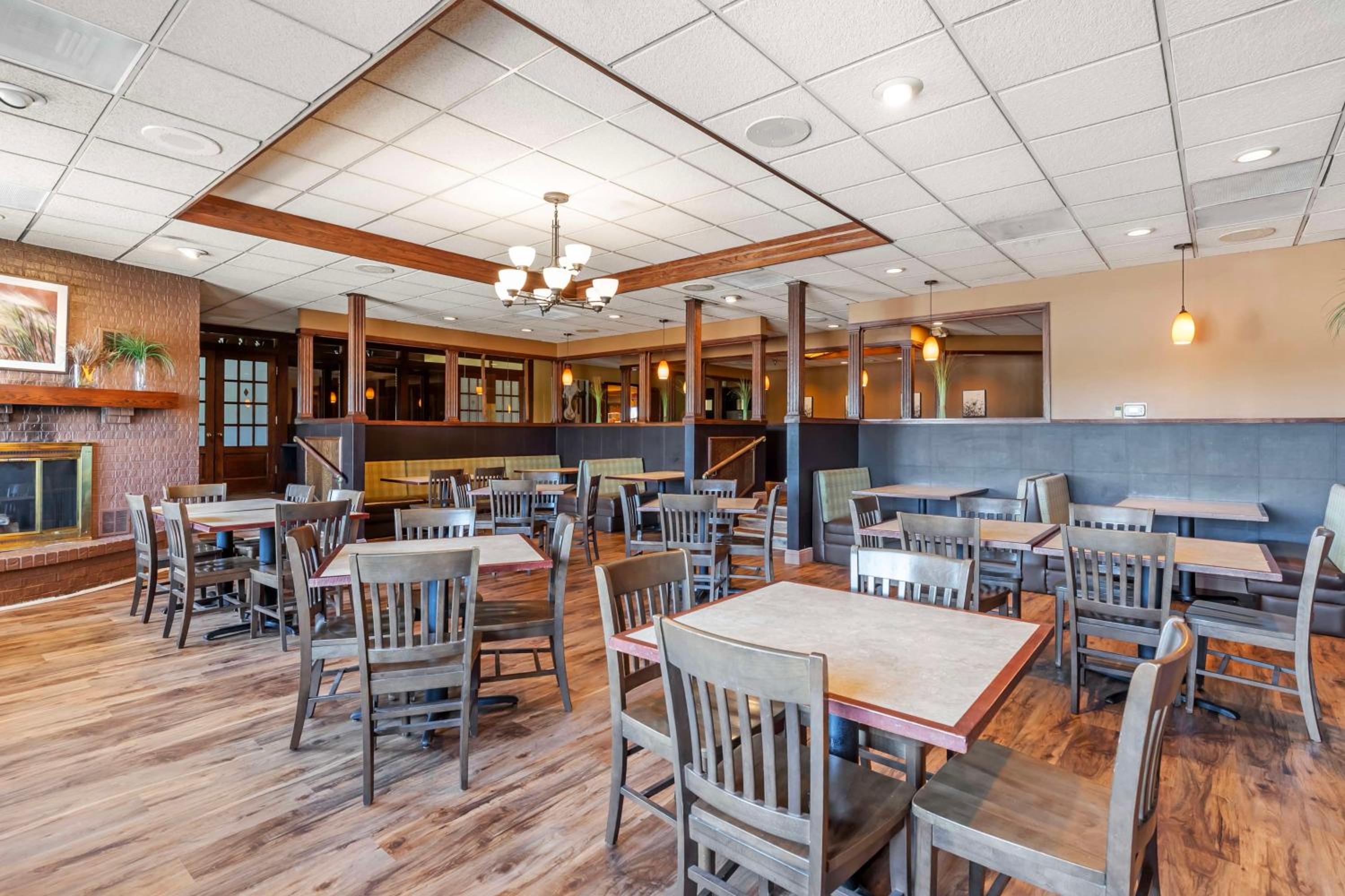 Best Western Plus Steeplegate Inn - Image 5