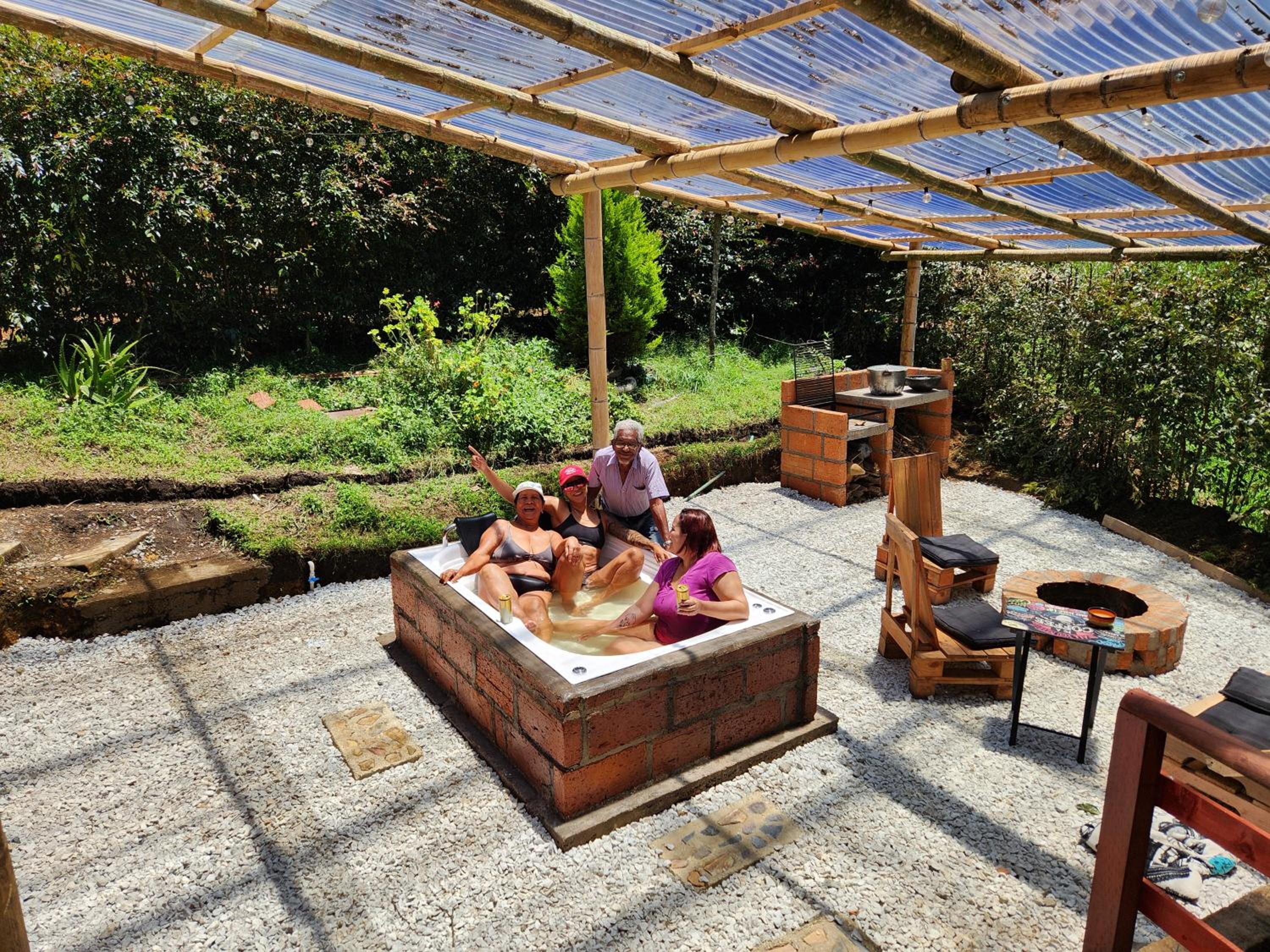 Cabaña en la Naturaleza con Jacuzzi - Santa Elena