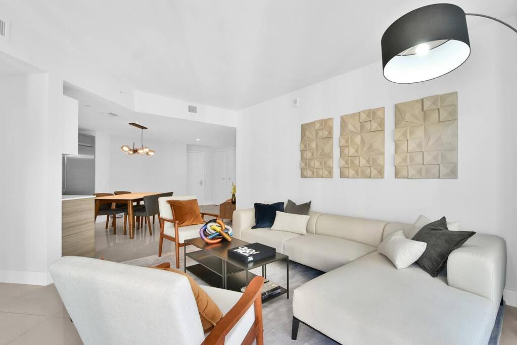Lovely upscale Condo Gorgeous View 2bd 2bath in Brickell