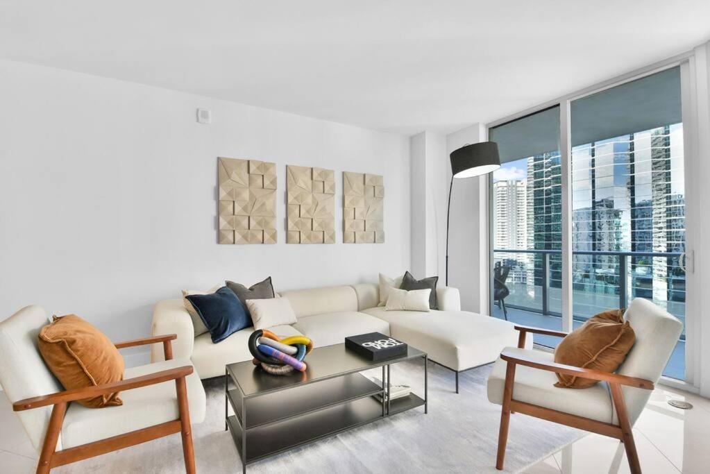 Lovely upscale Condo Gorgeous View 2bd 2bath in Brickell