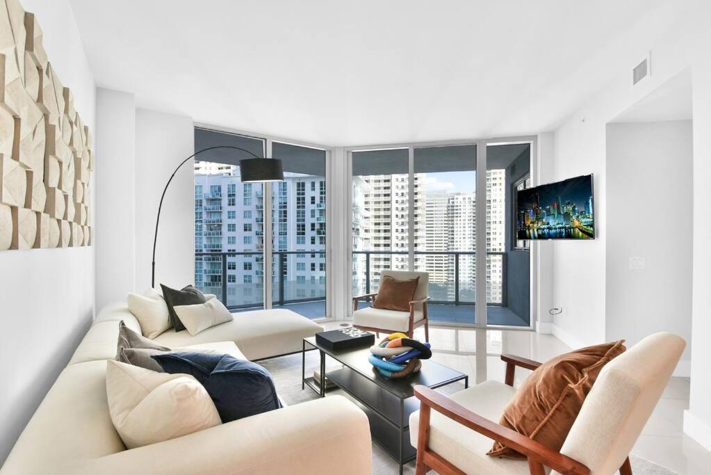 Lovely upscale Condo Gorgeous View 2bd 2bath in Brickell