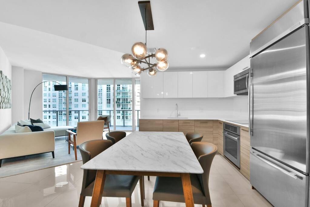 Lovely upscale Condo Gorgeous View 2bd 2bath in Brickell