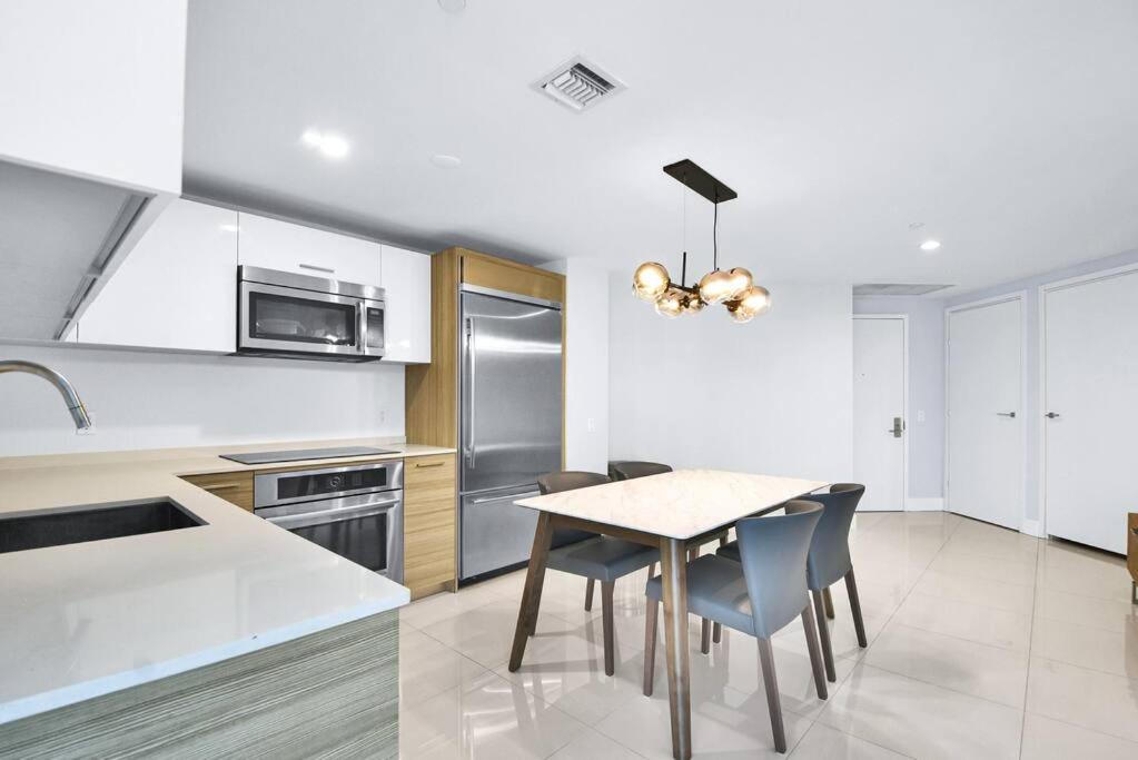 Lovely upscale Condo Gorgeous View 2bd 2bath in Brickell