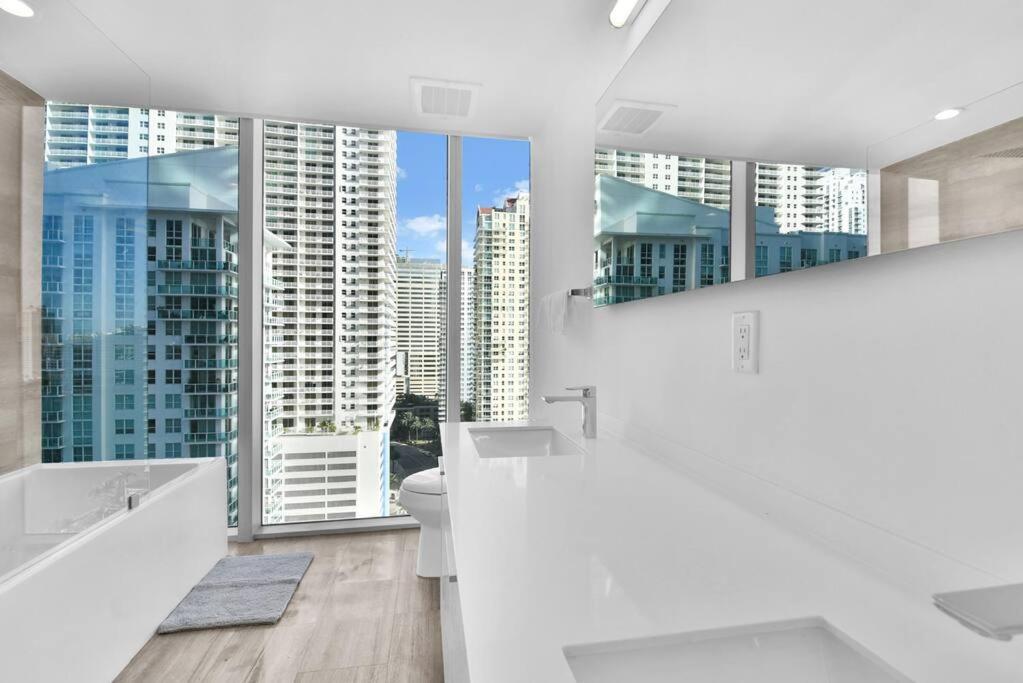 Lovely upscale Condo Gorgeous View 2bd 2bath in Brickell