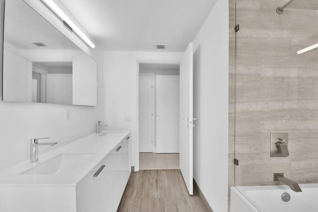 Lovely upscale Condo Gorgeous View 2bd 2bath in Brickell