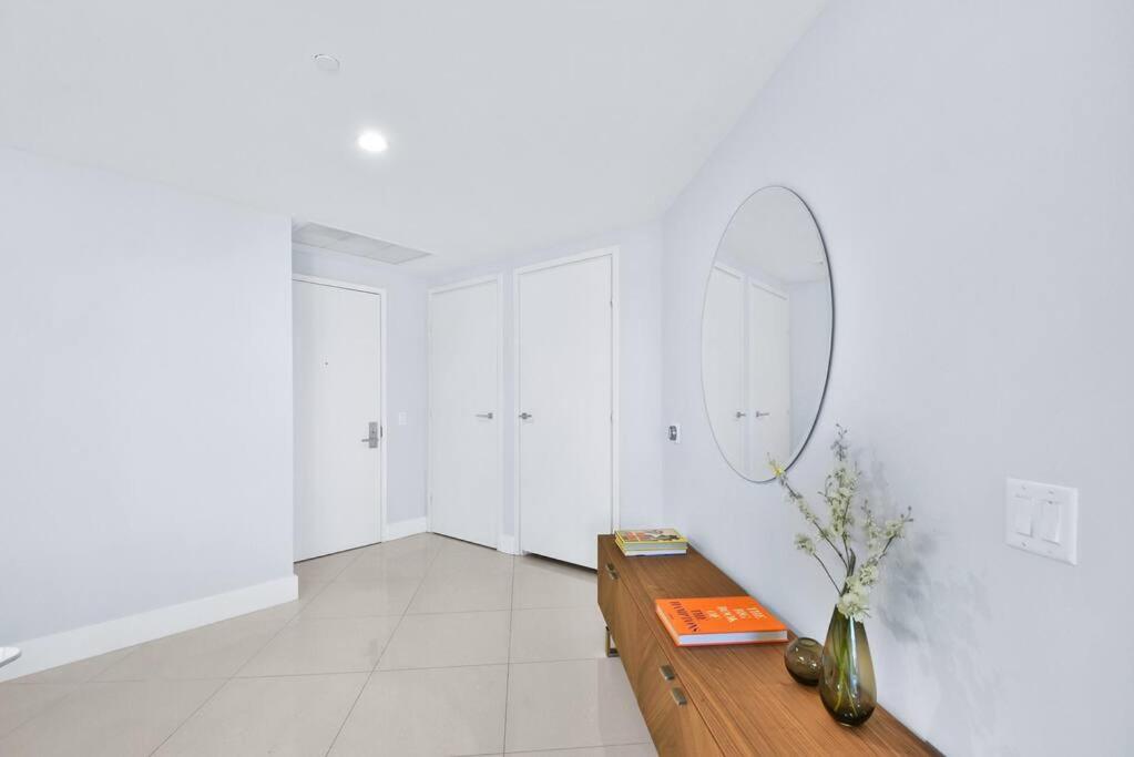 Lovely upscale Condo Gorgeous View 2bd 2bath in Brickell