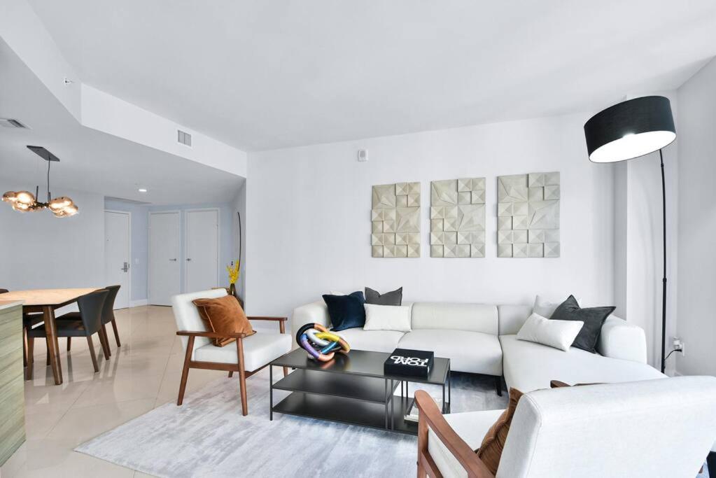 Lovely upscale Condo Gorgeous View 2bd 2bath in Brickell