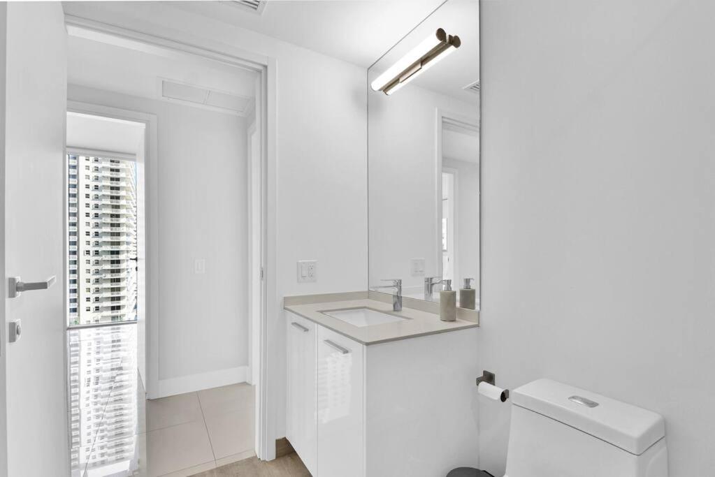 Lovely upscale Condo Gorgeous View 2bd 2bath in Brickell
