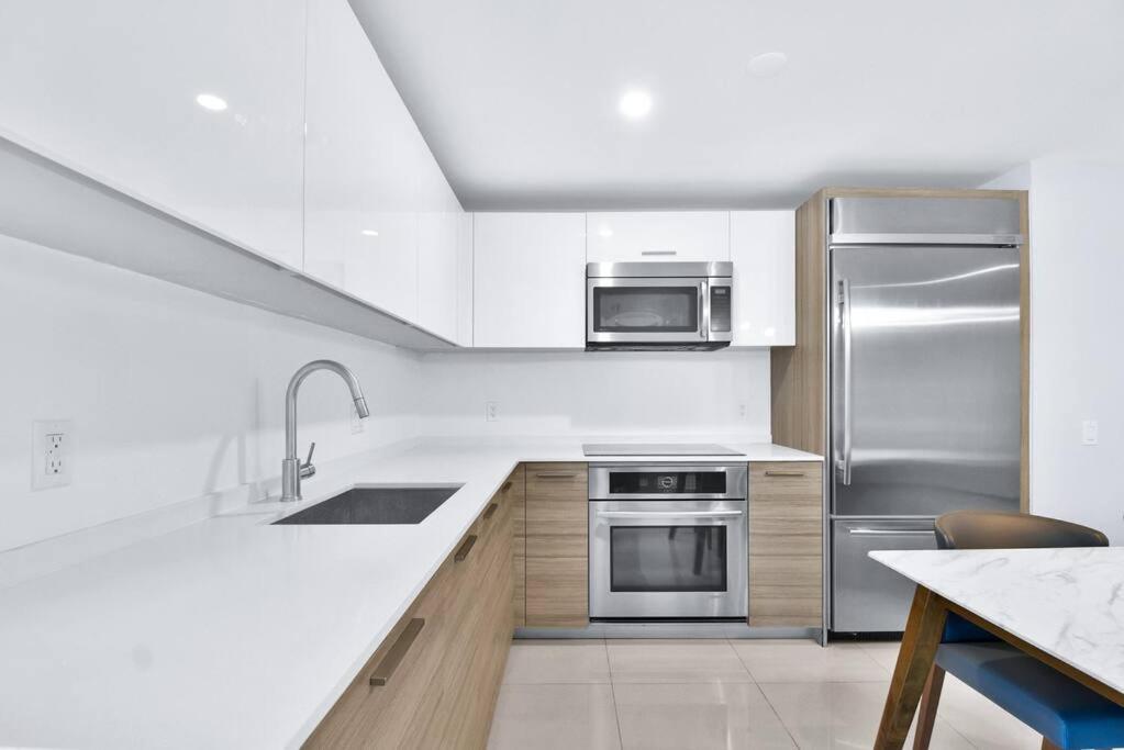Lovely upscale Condo Gorgeous View 2bd 2bath in Brickell