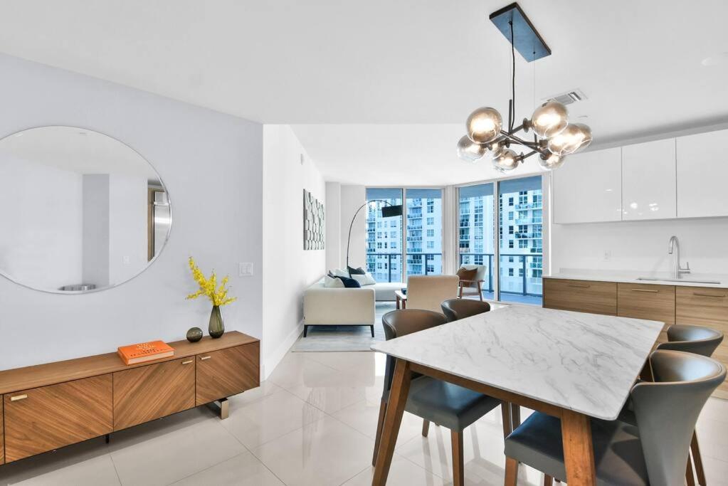 Lovely upscale Condo Gorgeous View 2bd 2bath in Brickell