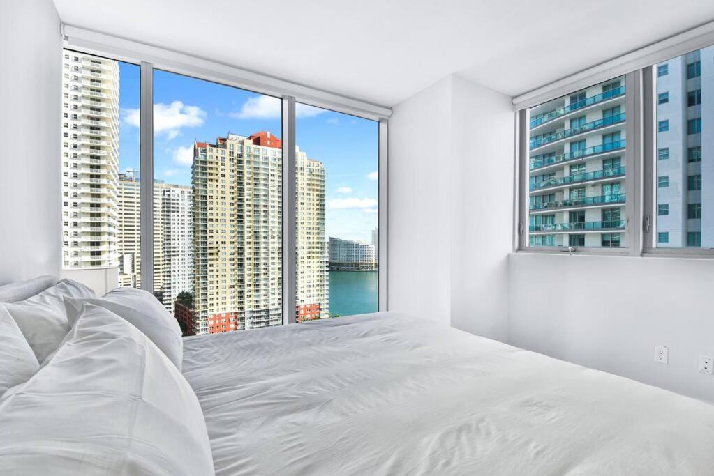 Lovely upscale Condo Gorgeous View 2bd 2bath in Brickell