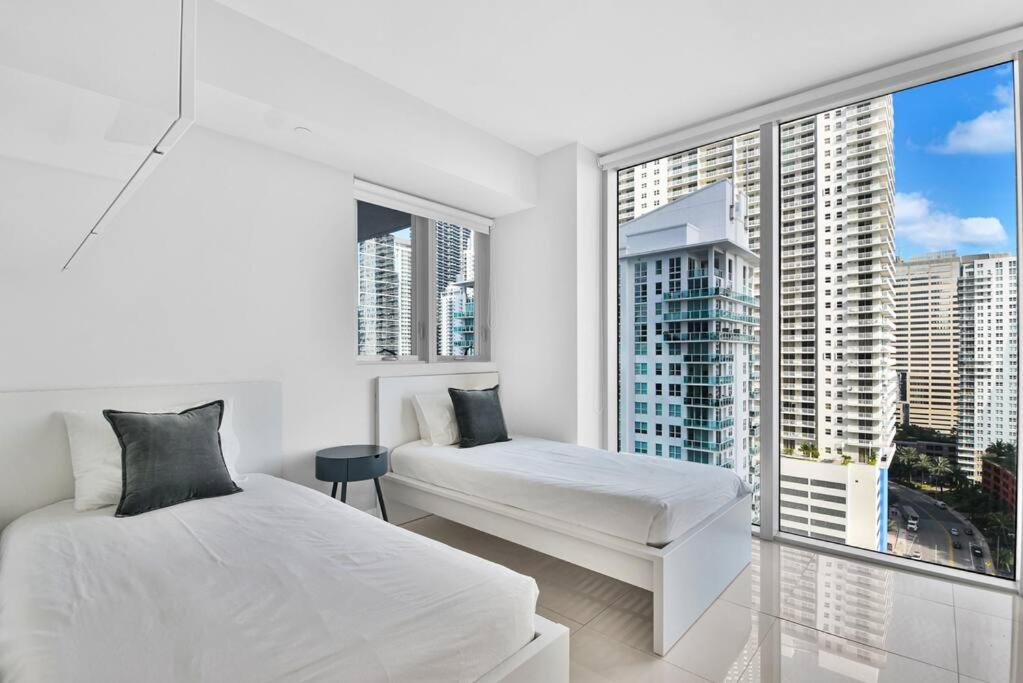 Lovely upscale Condo Gorgeous View 2bd 2bath in Brickell