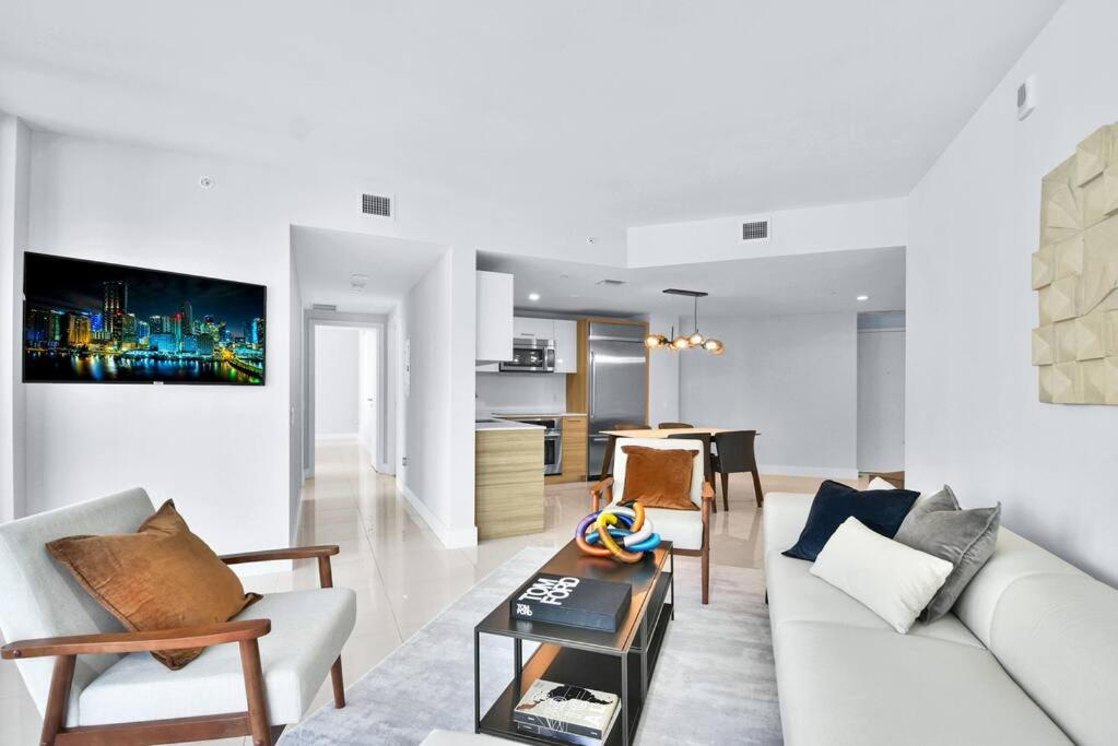 Lovely upscale Condo Gorgeous View 2bd 2bath in Brickell