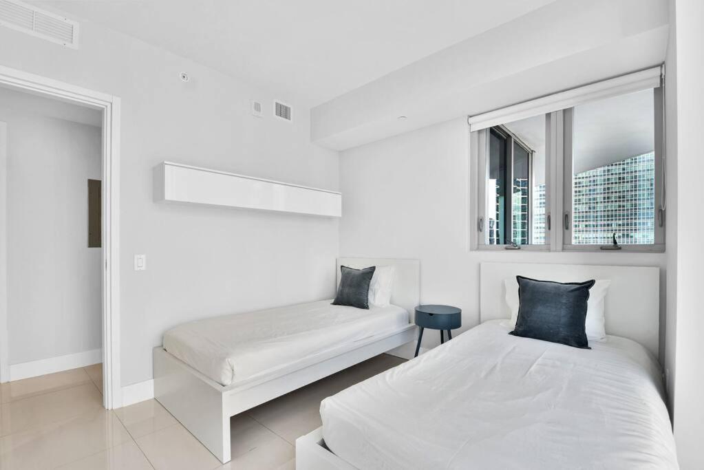 Lovely upscale Condo Gorgeous View 2bd 2bath in Brickell