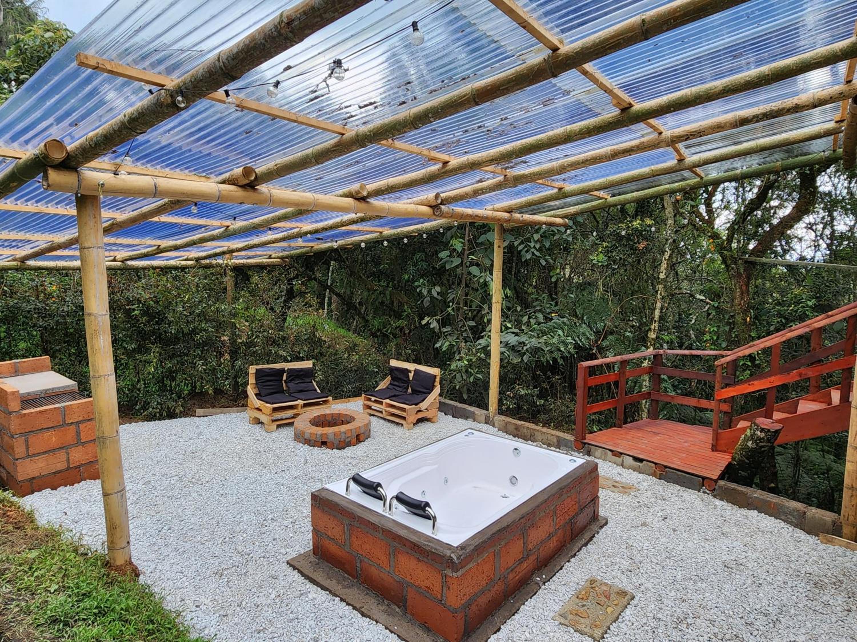 Cabaña en la Naturaleza con Jacuzzi - Santa Elena