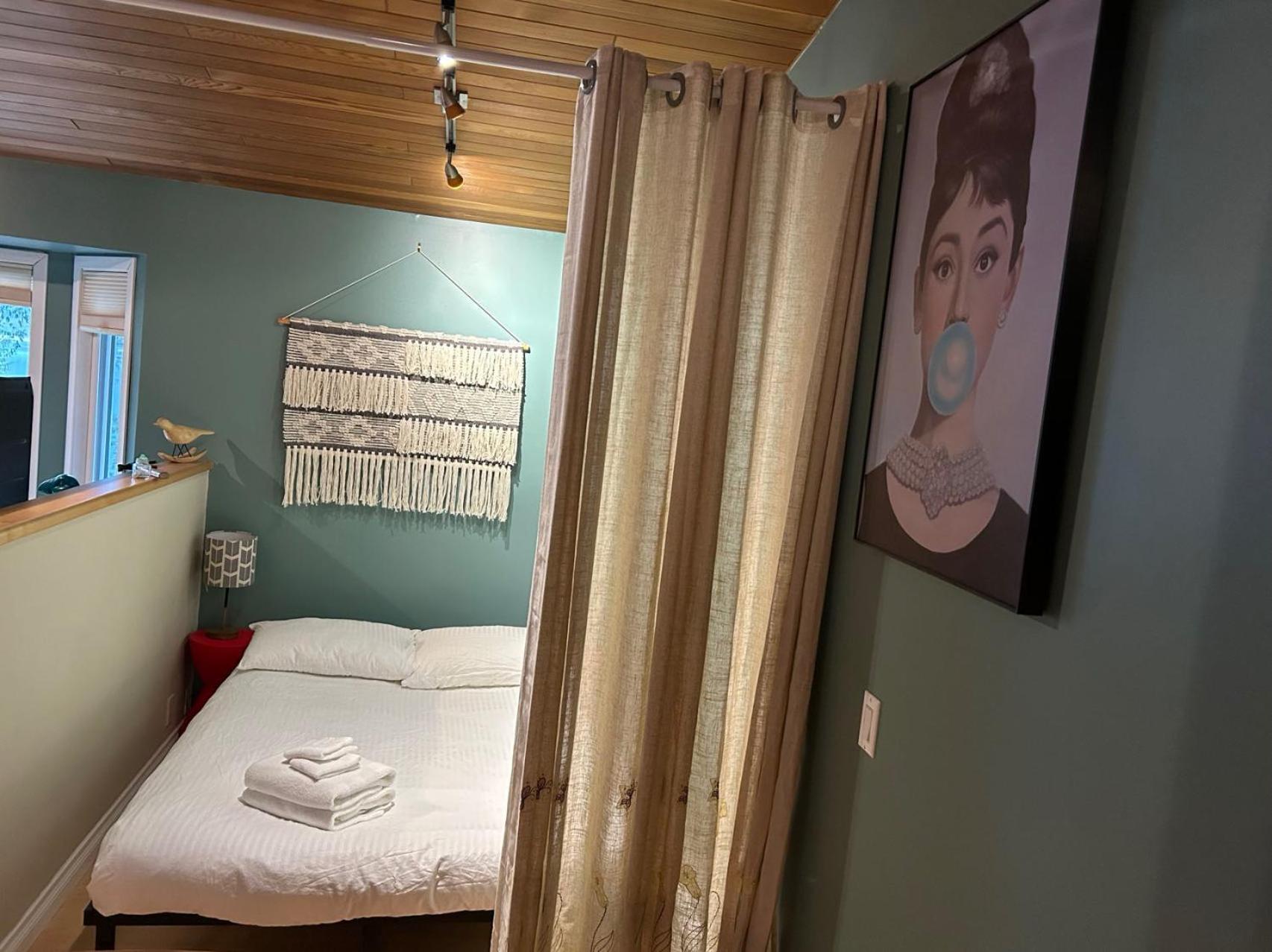 Waterfront Retreat, Beach Access, Group Friendly, Sleeps 14