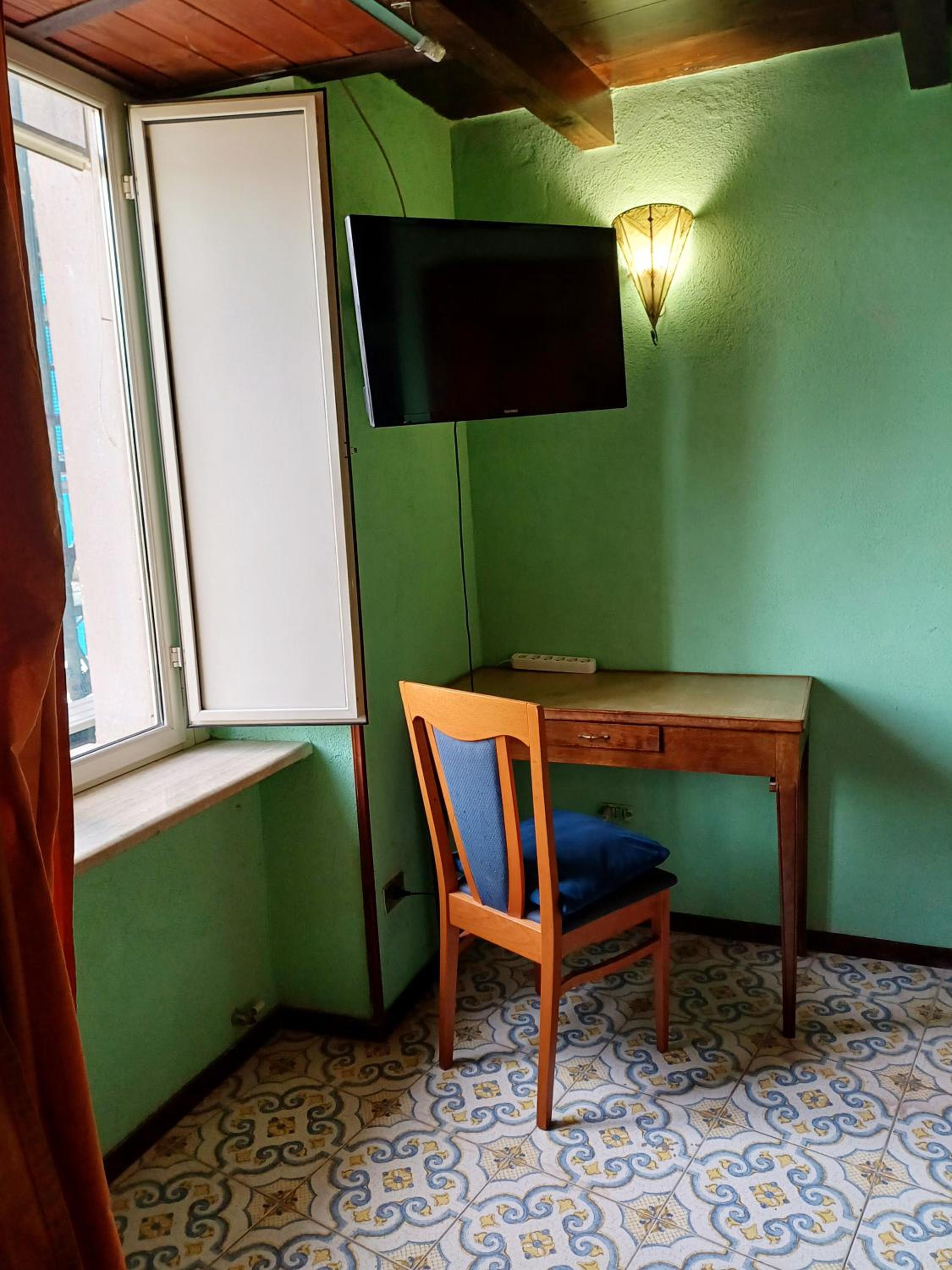 GoldenCube Guest House
