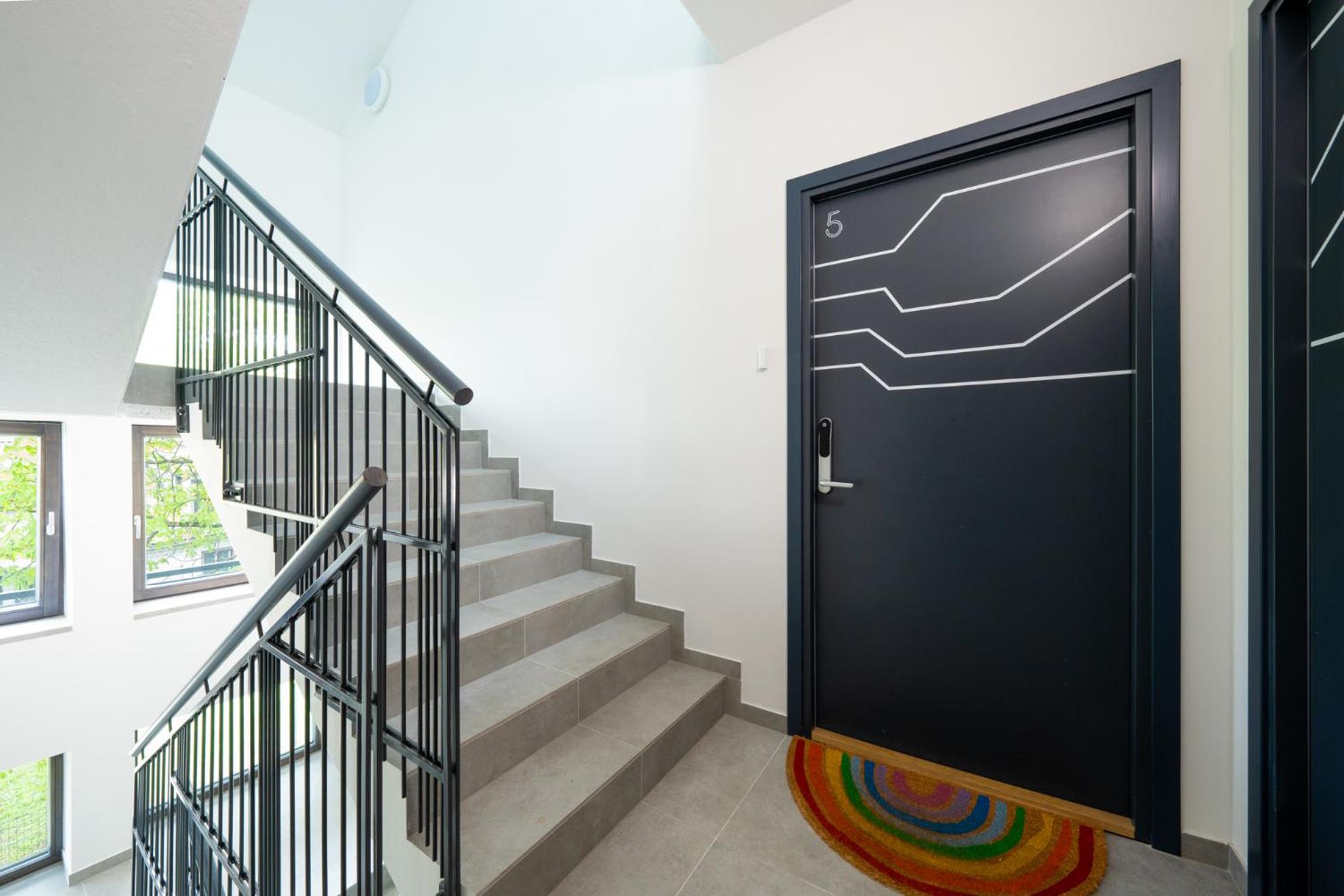 Beautiful new 3BR apartment in great location