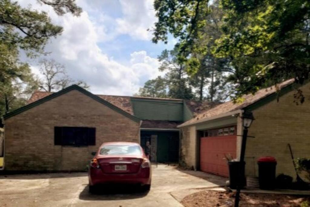 Spacious 2300SF, Recently Rehabbed, Large Living! - Property Image 12