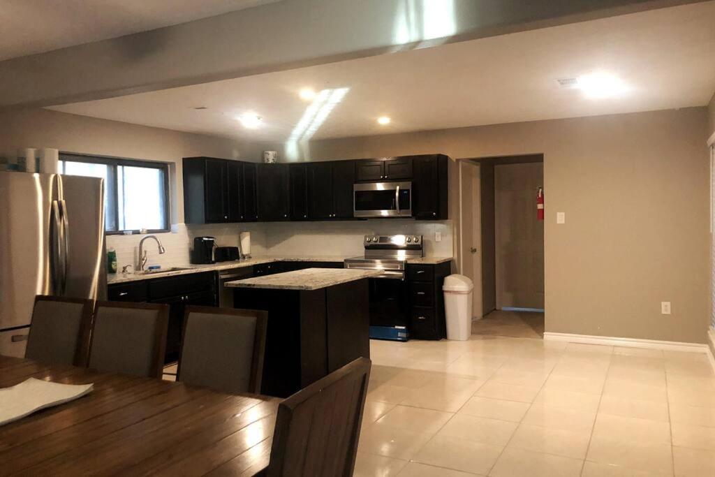Spacious 2300SF, Recently Rehabbed, Large Living! - Property Image 5