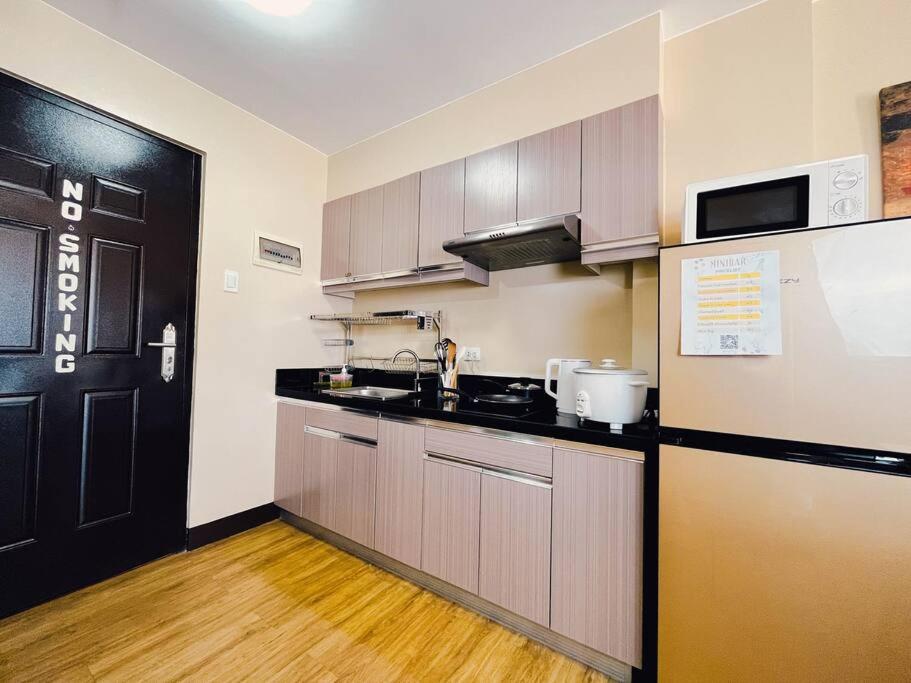 Modern Condo 2 bedroom with balcony - Free Pool & Gym