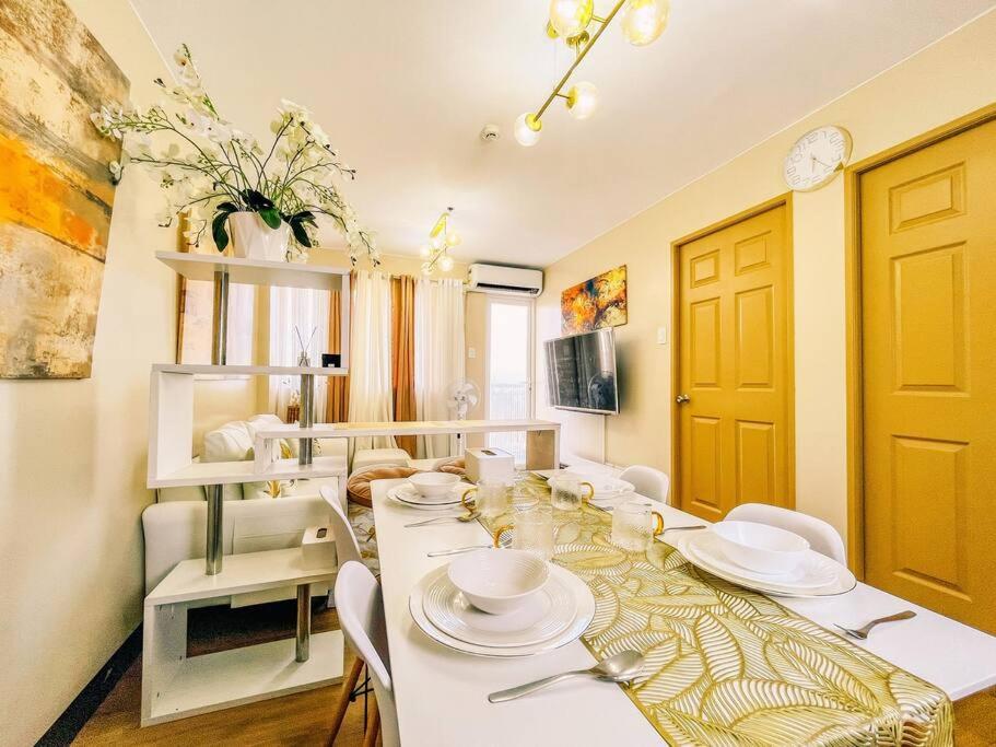 Modern Condo 2 bedroom with balcony - Free Pool & Gym