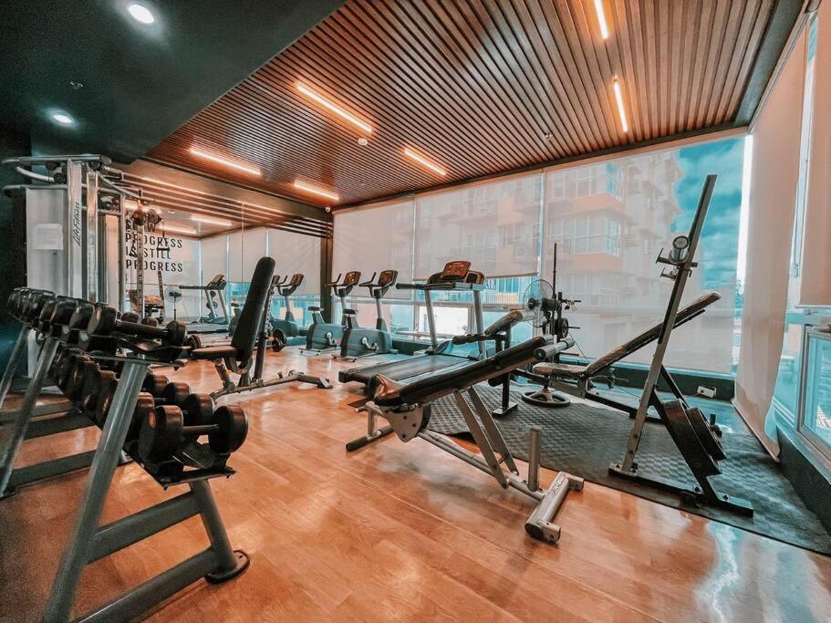 Modern Condo 2 bedroom with balcony - Free Pool & Gym
