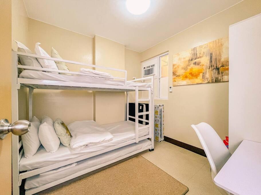 Modern Condo 2 bedroom with balcony - Free Pool & Gym