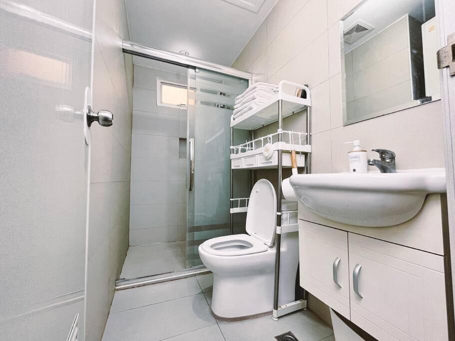 Modern Condo 2 bedroom with balcony - Free Pool & Gym