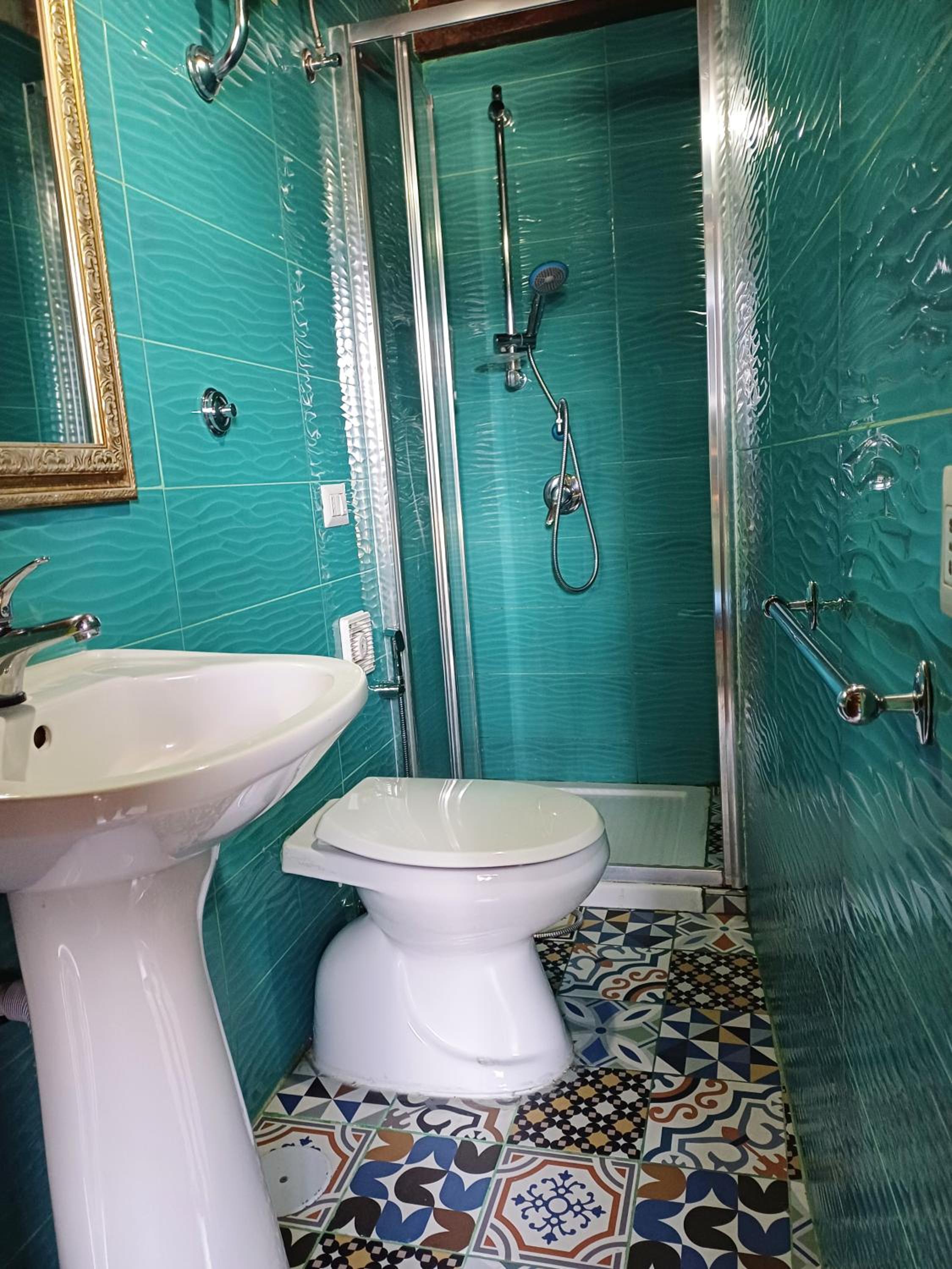 GoldenCube Guest House