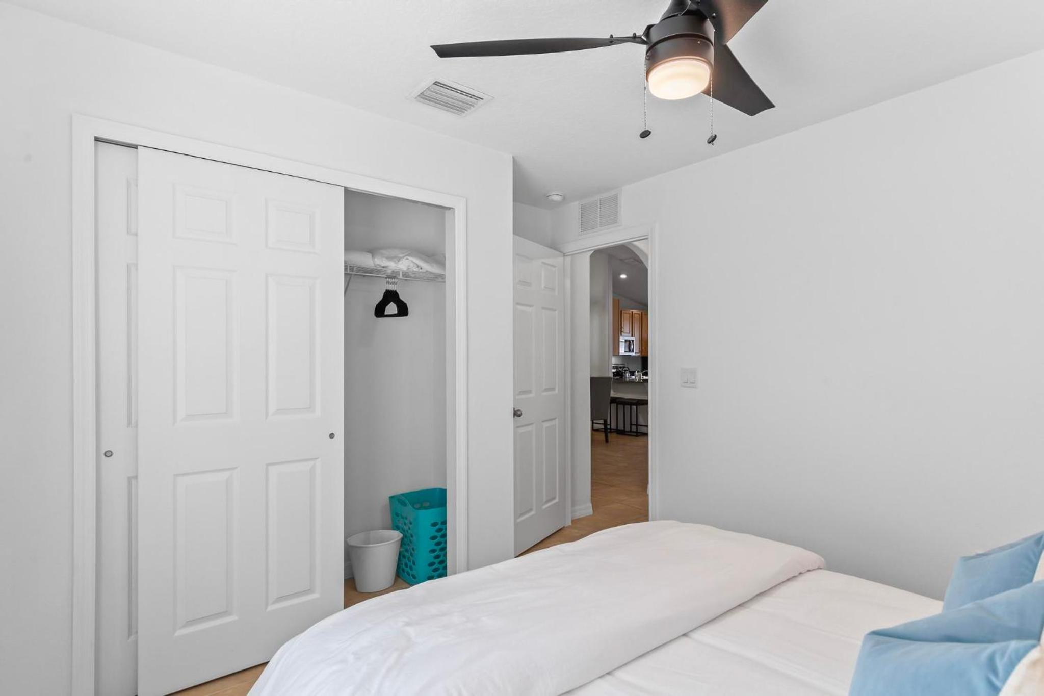 Beach House King Bed Pet Friendly! Fast Wi-Fi Netflix Garage view 4