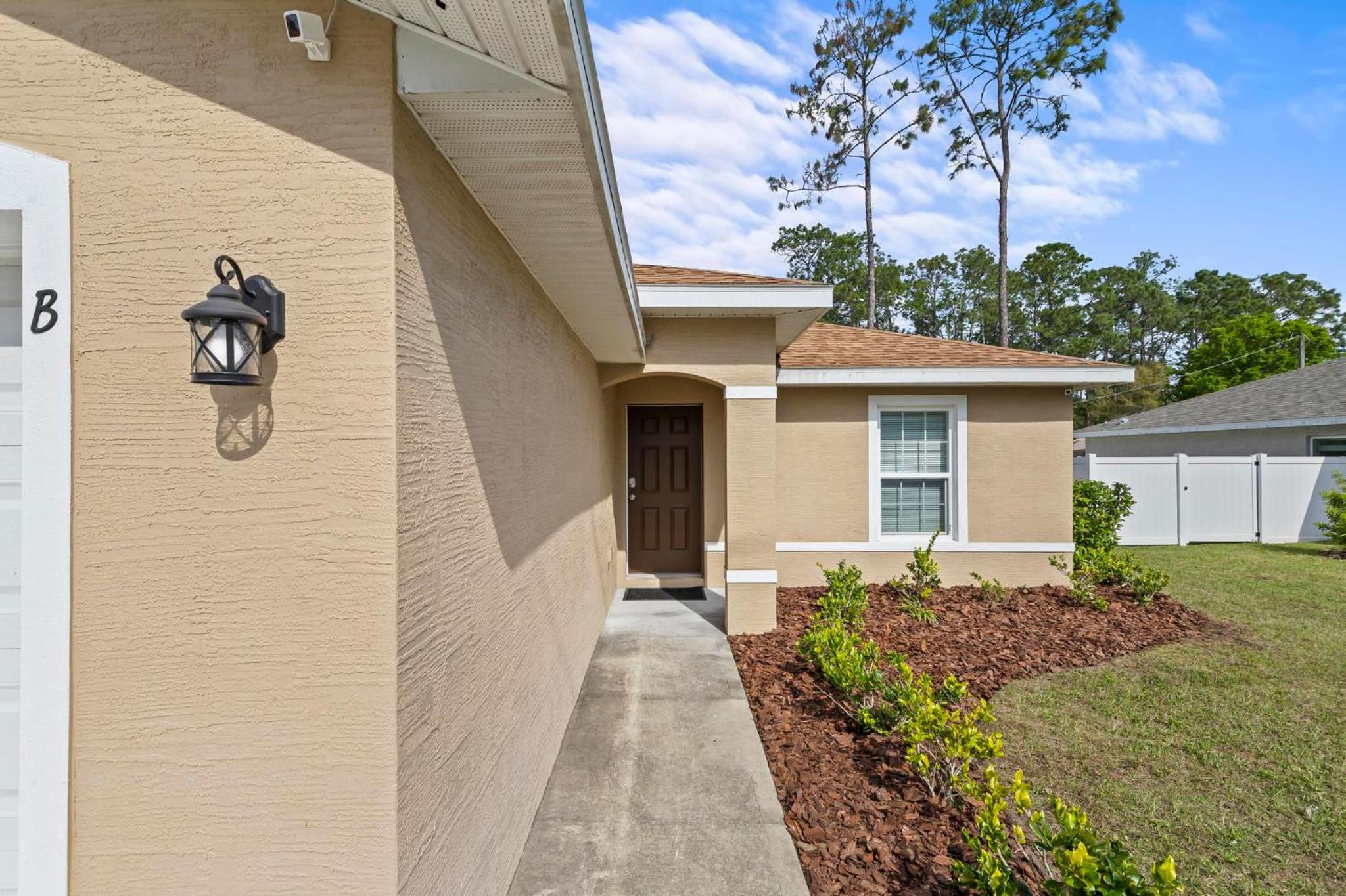 Beach House King Bed Pet Friendly! Fast Wi-Fi Netflix Garage view 5
