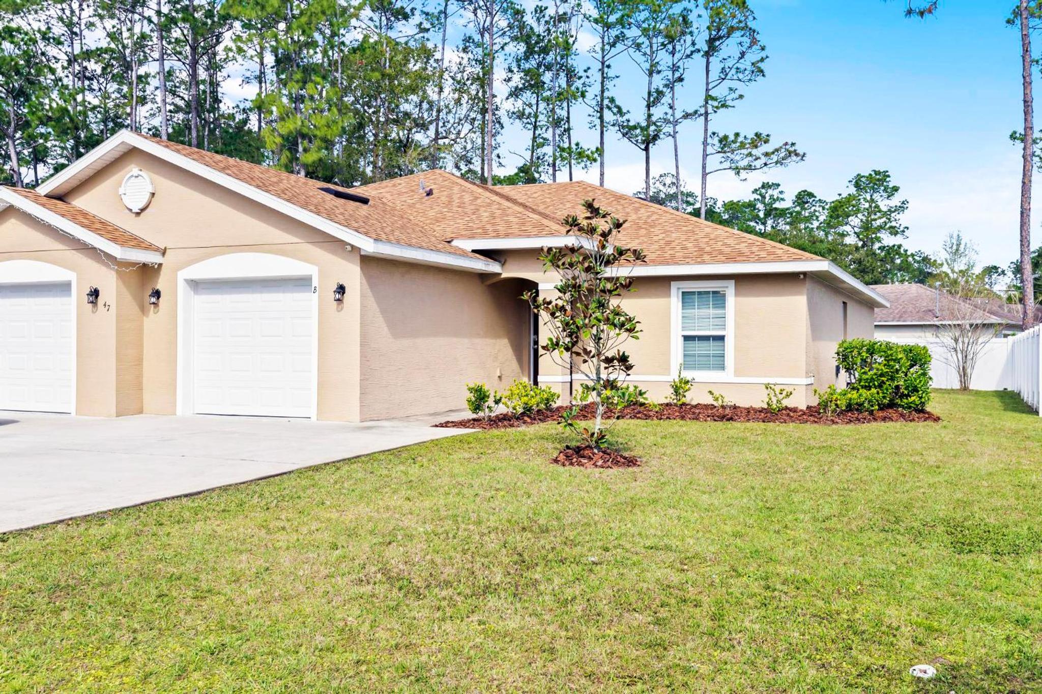 Beach House King Bed Pet Friendly! Fast Wi-Fi Netflix Garage view 3
