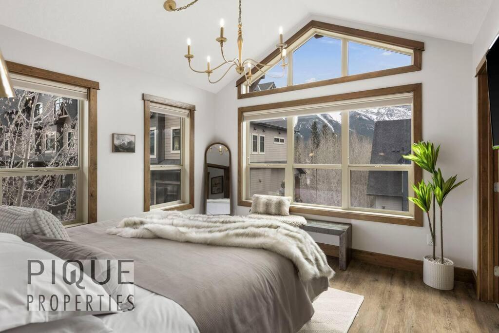 Luxury Fire Mountain Lodge, Outdoor Hot Tub, Parking, Fast WiFi!