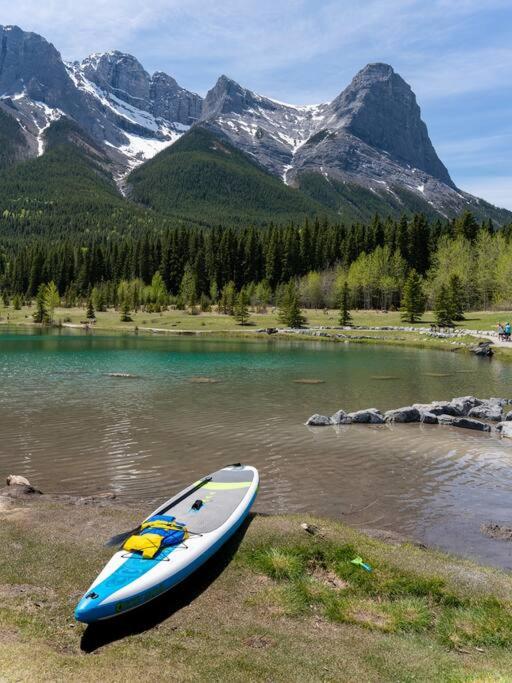 Luxury Fire Mountain Lodge, Outdoor Hot Tub, Parking, Fast WiFi!